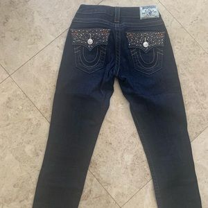 True religion size 26 with embellished back pockets. I am 5’2” is hemmed